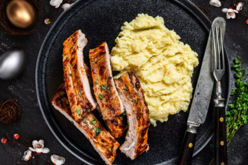 HAUPTSPEISE spare ribs on a plate with mash potato scaled